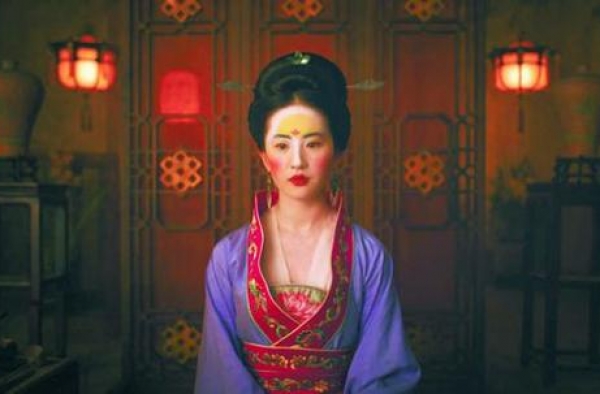 4.9分的《花木兰》缺点显而易见，为何国内外评价如此悬殊？
