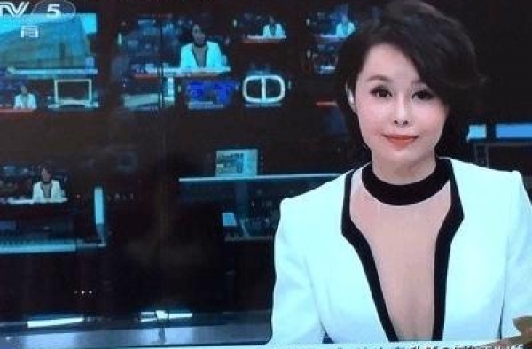 她是央视穿衣最大胆女主播，曾因“裸胸”播新闻遭炮轰
