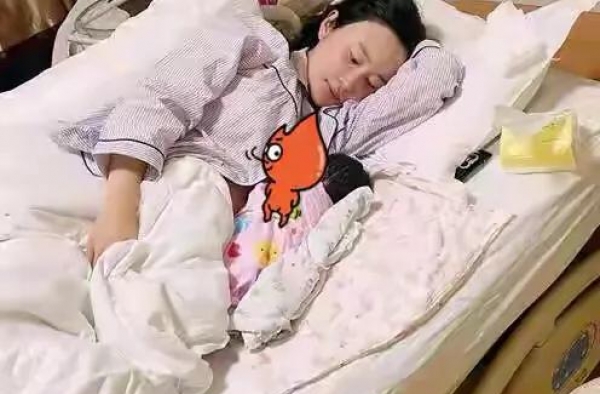 张纪中娇妻两年拼命生两娃？我想说：男人哪有真金白银靠得住