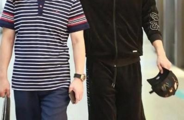 黄子韬富商爸爸悼念会：爷爷姥爷到场白发人送黑发人，太令人心痛
