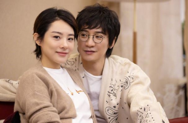 刘璇首晒二胎女儿正脸照，一家四口紧紧相拥温情满满