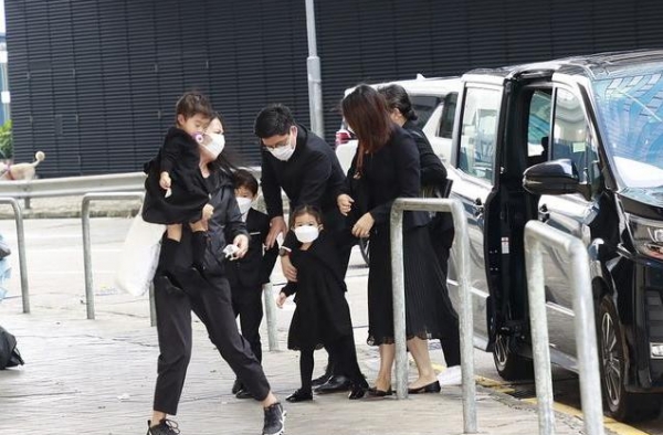 郭晶晶俩女儿穿姐妹装，开衫内搭小黑裙很有名媛范儿，美如小公主