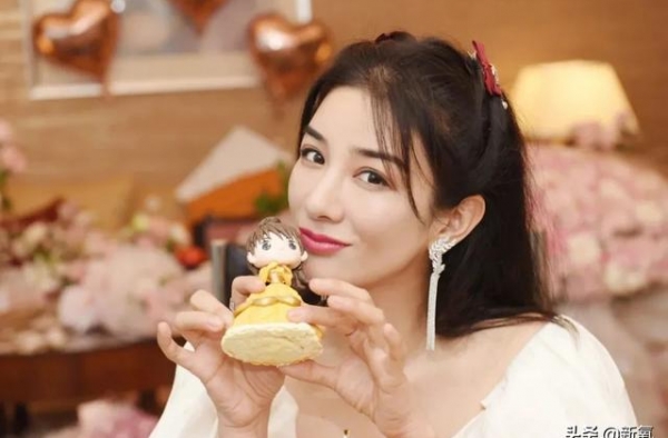 离婚两次还能靠一张英气脸冲上热搜，但这馒头脸、肿山根还能红？