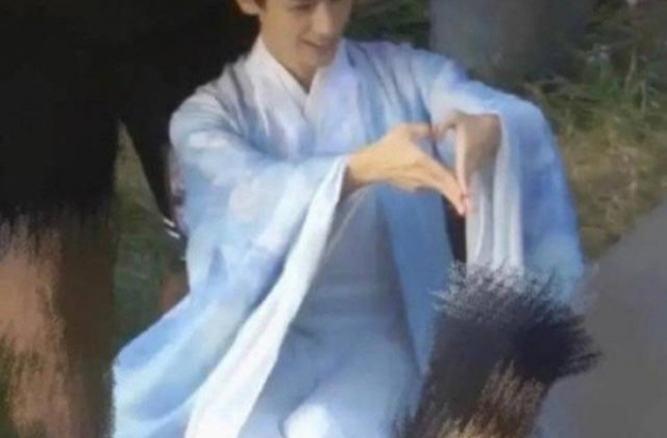 想成为王一博肖战？陈飞宇罗云熙片场拉手比心，想红的心溢出屏幕