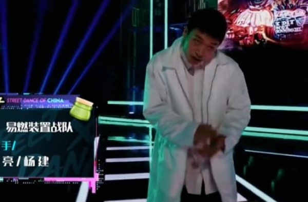 对比街舞黄潇《双》和胡浩亮《疯子舞》，中西方色彩心魔舞哪家强