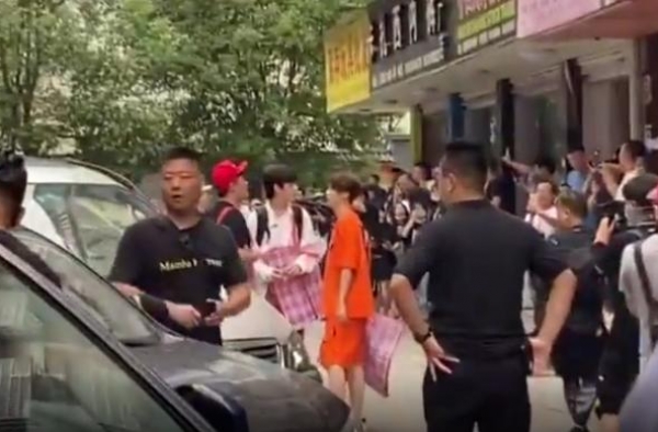邓超鹿晗录综艺 市民在菜市场买菜却被围赶