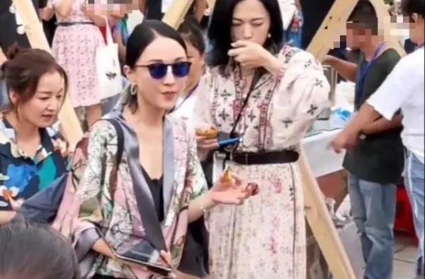 没修图周迅气质更好，倒是姚晨身材走形，这才是40岁真实的状态