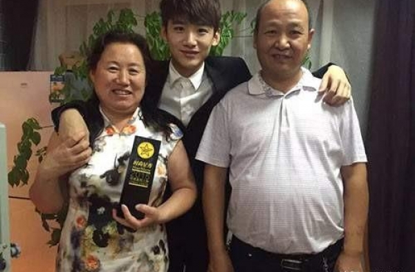 他是白敬亭父亲也是出租车司机，儿子成名后给他海南买房