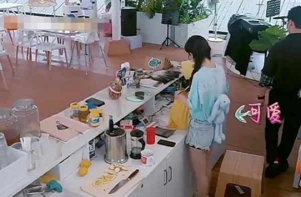 赵丽颖拿儿子玩具当斜挎包，双马尾发型似少女，6月就断奶真够狠