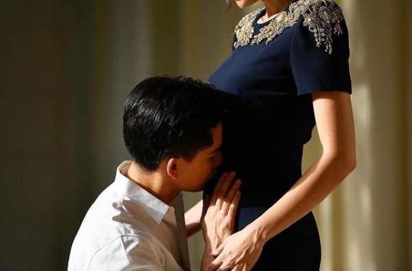 泰剧女王Rita Sririta官宣怀孕，发温暖写真分享喜讯