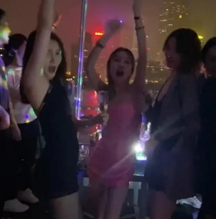 关晓彤深夜蹦迪，性感短裙配亮片丝袜，鹿晗直呼精神小姑娘？