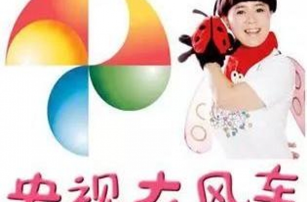 “金龟子”刘纯燕21岁女儿近照，五官精致，与男友最萌身高差