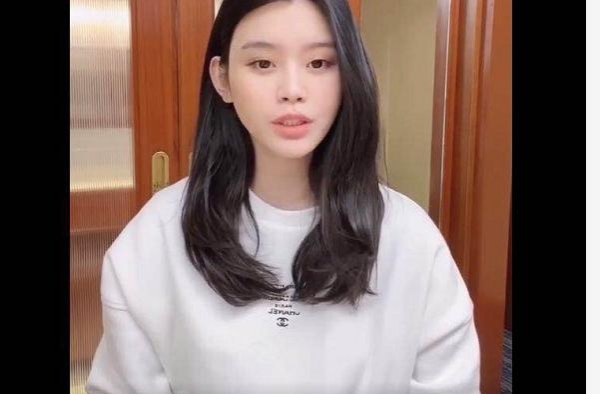 阔太奚梦瑶晒美照，嫁入豪门底气足，戴高奢手镯说了句话霸气十足