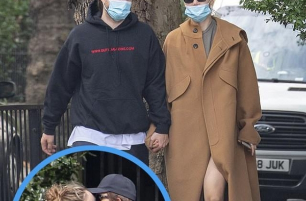 罗伯特-帕丁森新冠痊愈？和女友公园秀恩爱，热吻不断