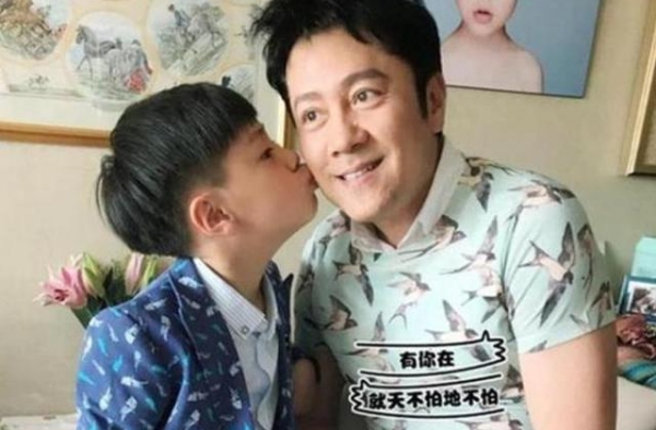53岁蔡国庆的“天才儿子”火了，奖牌证书拿到手软，真富养