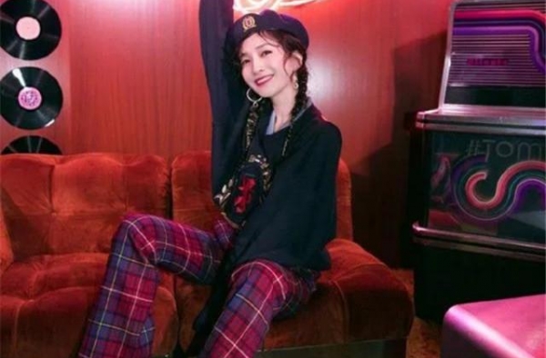 穿卫衣尽量别配平底鞋！看看江疏影、景甜，这样穿是有多美又显高