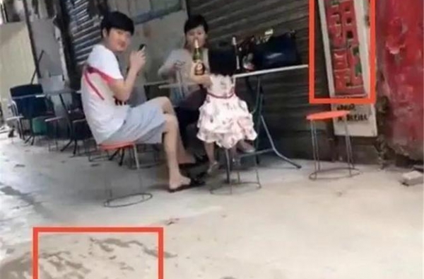出轨董洁8年后，王大治带二婚妻子吃路边摊，生活有这么窘迫吗？