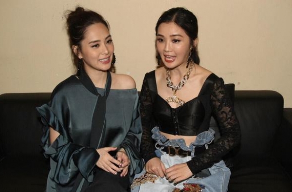 阿娇阿Sa合体亮相，一个穿斜肩上衣时尚洋气，一个性感小野猫