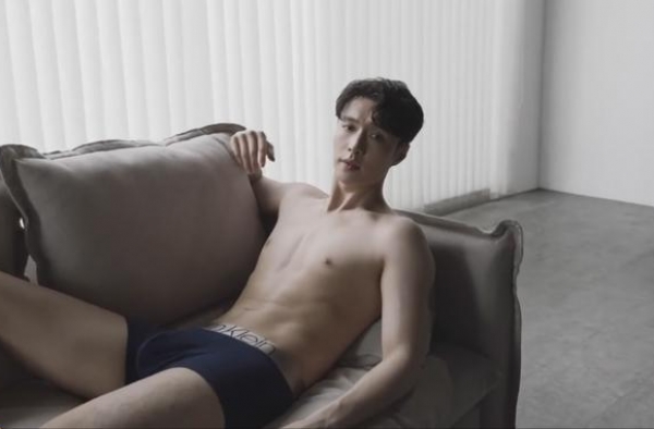 张艺兴半裸大秀身材，粉丝直呼受不了，“这个可以看嘛！”