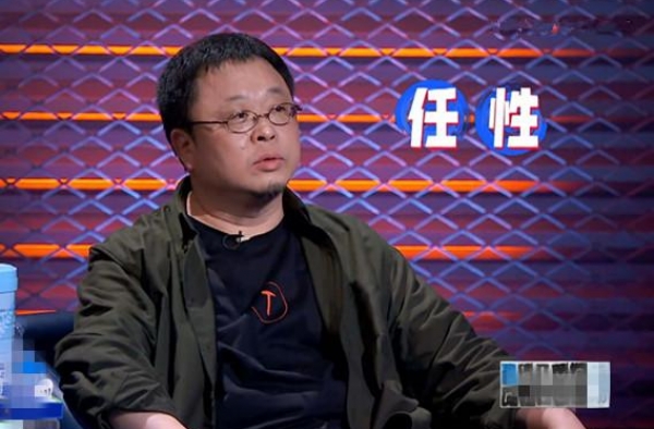 乱拍灯、架腿、表情疑惑、玩手机？郑爽真不适合《脱口秀大会》