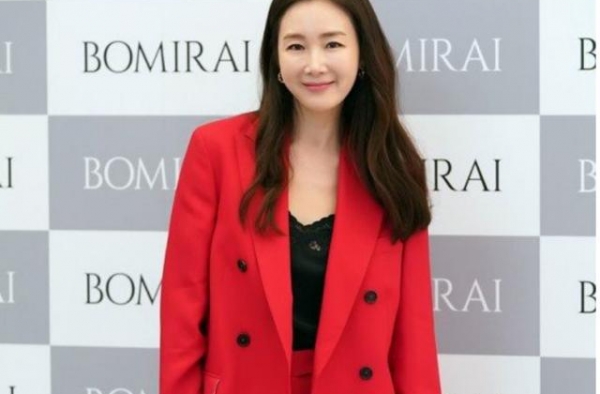 44岁崔智友出席活动，红色长款西装配阔腿裤，披肩长发洋气时尚
