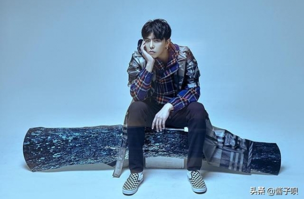 现任和前任女友悼文惊人一致，展现黄鸿升完美人设