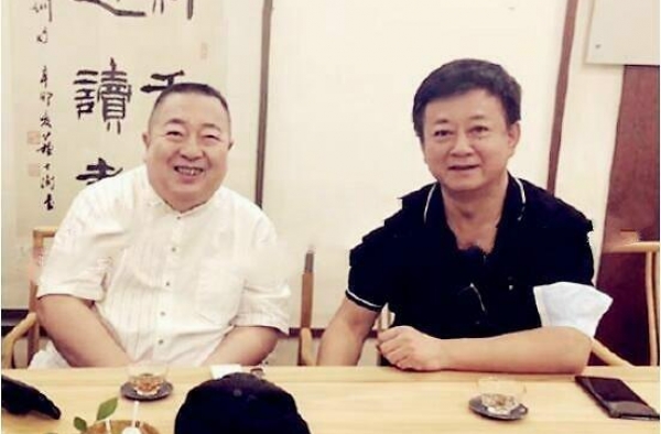 56岁朱军罕见露面，与好友董浩热聊不断，神情略显疲态