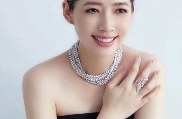 郭碧婷曝近照颜值不掉线 穿黑裙巧遮孕肚幸福灿笑