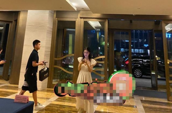 胡一天赵樱子恋情疑似曝光？赵樱子深夜接胡一天同回酒店