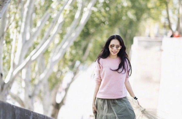莫文蔚粉色毛衣配半身裙去旅游，街拍状态极好，49岁少女感爆棚