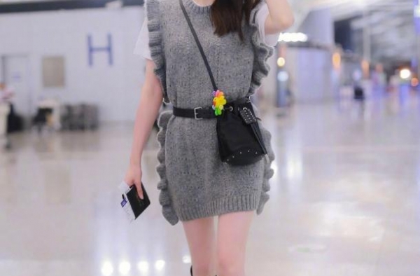 33岁江疏影毛衣裙+及膝长靴，温柔气质难挡，可爱像20岁少女