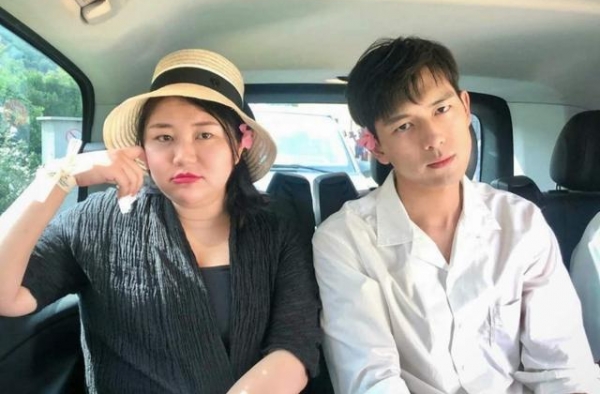 因长相被经纪人看中，被安排跟她儿子牵线结婚，肥水不流外田