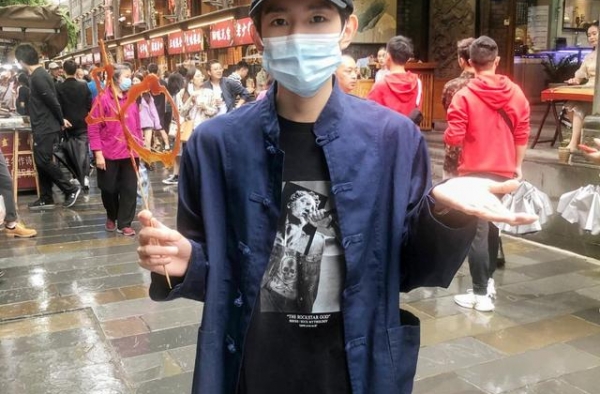 王源蓝色马褂照曝光，摇身一变复古少年，手拿糖画乖巧大男孩