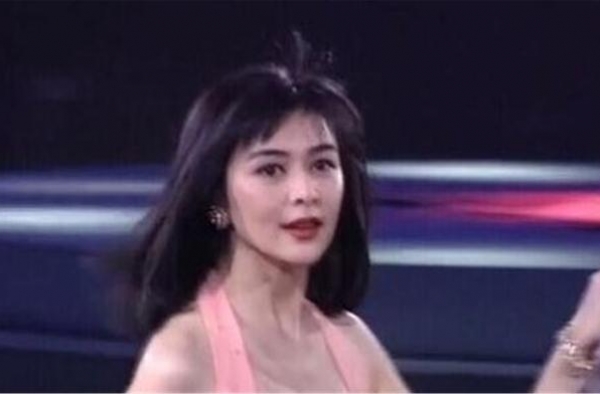 关之琳大方晒卧室，床头的两条锁链实力抢镜，网友：有啥用？