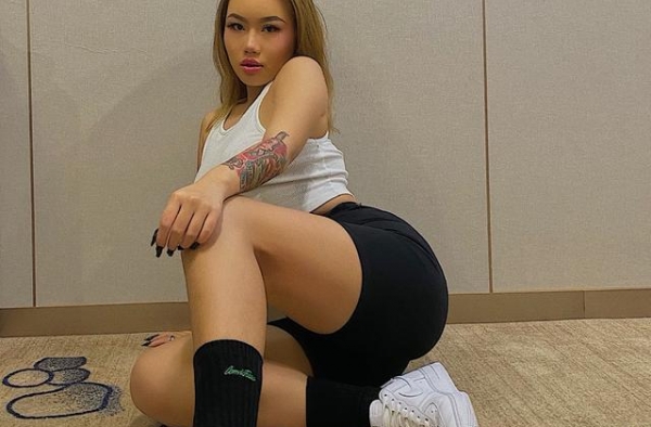 《中国有嘻哈》蜜妞私服欧美风，抹胸配牛仔裤大胆自信超火辣
