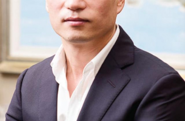 安以轩二胎未生已获赠豪礼，丈夫掷13亿买股份，夫妻联名做股东