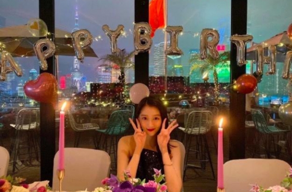 关晓彤与好姐妹庆生，酒吧蹦迪饮酒狂欢，令人舔屏大长腿的节奏