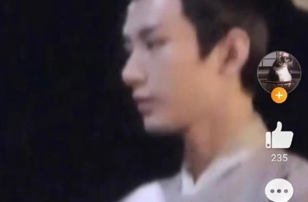 男明星古装：成毅的下颌线和鼻子好优越，王一博笑起来痞气十足