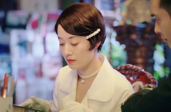 马伊琍剧照被热传，靠男演员身上吃蛋糕，离婚后的状态越发少女感