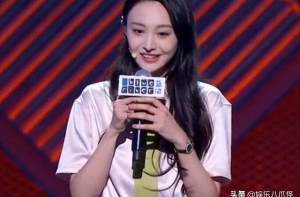 有一种“腿长”叫郑爽的坐姿，连导演都救不了场