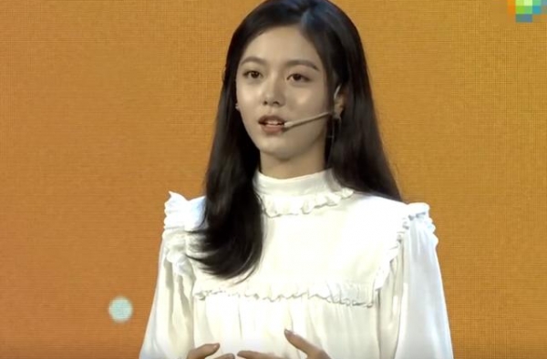 赵今麦失去了美颜，脸比腿还黑，17岁身材跟普通人一样真实
