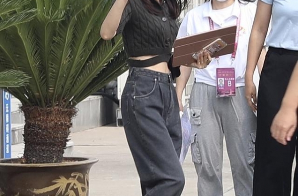 41岁秦岚这是逆生长了？穿露腰衫变“小腰精”，身材堪比少女