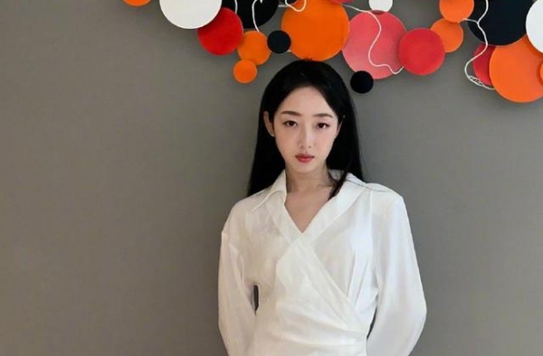 蒋梦婕不愧是演过林黛玉的人，穿白短裙秀出女仙气质，娇羞惹人怜