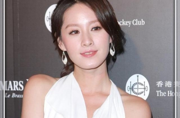 她因“性感”成名，是周杰伦MV女主，未婚先孕，嫁大16岁富豪