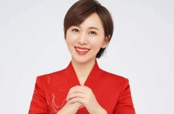 她是著名的央视主持，表面笑脸，背后充斥着辛酸与泪水