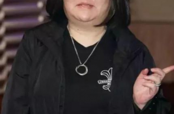 收养陈宝莲遗孤，跨国救下林志玲的“宽姐”，为何被称第一女流氓