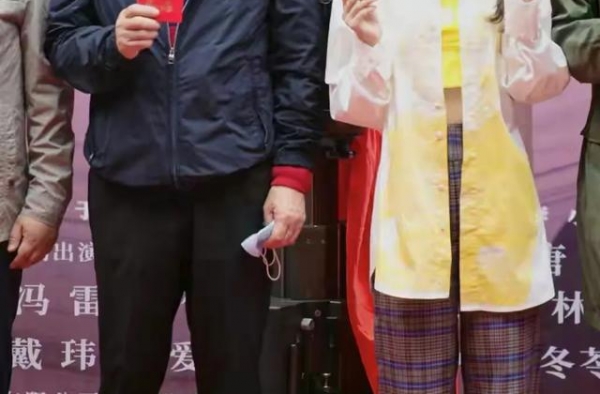 赵丽颖罗晋亮相新剧开机仪式！颖宝造型像小孩，罗晋黝黑认不出