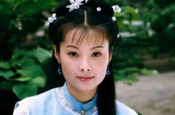 公益人袁立在乡下拥有一处豪宅，装修古香古色，怀念拍戏时代