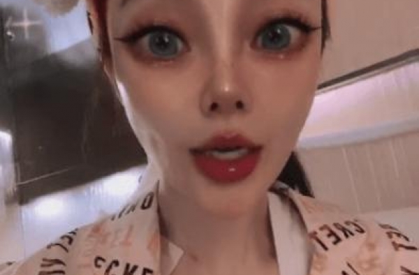 李小璐脖子疑似惊现＂草莓印＂，被扒和PGone同款项链出镜