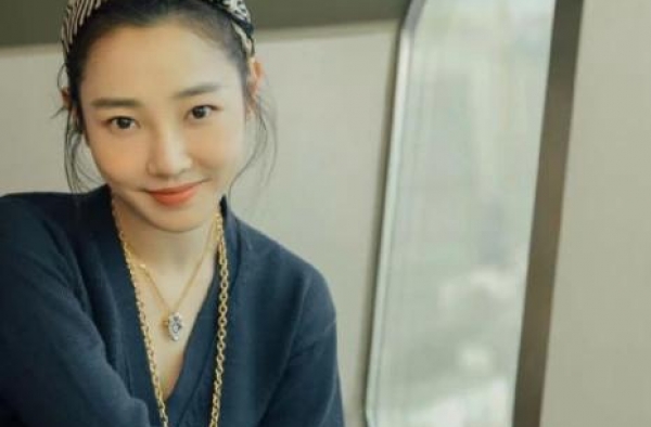 36岁白百何与20岁范丞丞演情侣，看到同框照后，网友：像母子
